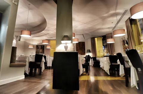 Sala del Target Restaurant con la colonna centrale