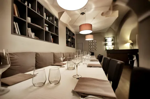 Tavolo lungo apparecchiato al Target Restaurant
