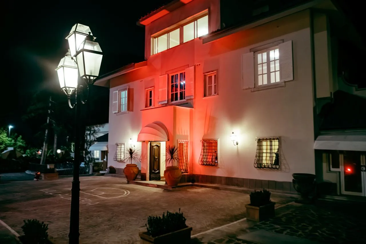 Esterno di Villa Cassia a Roma illuminato in notturna