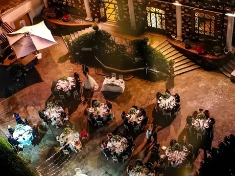 Cortile di Villa dei Cesari visto dall’alto, con i tavoli allestiti