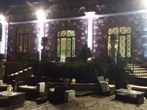 Portico di Villa dei Cesari con divani e lanterne accese