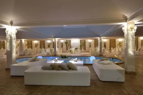 Sala con piscina interna di Villa Grant allestita per la serata