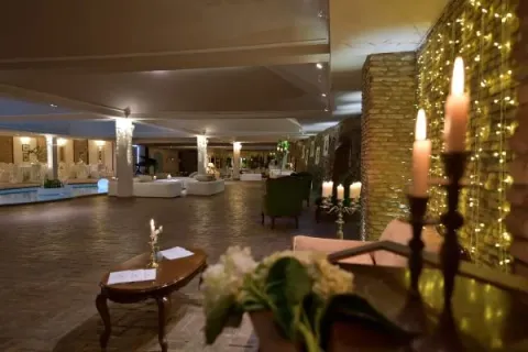Salotti bianchi intorno alla piscina interna di Villa Grant